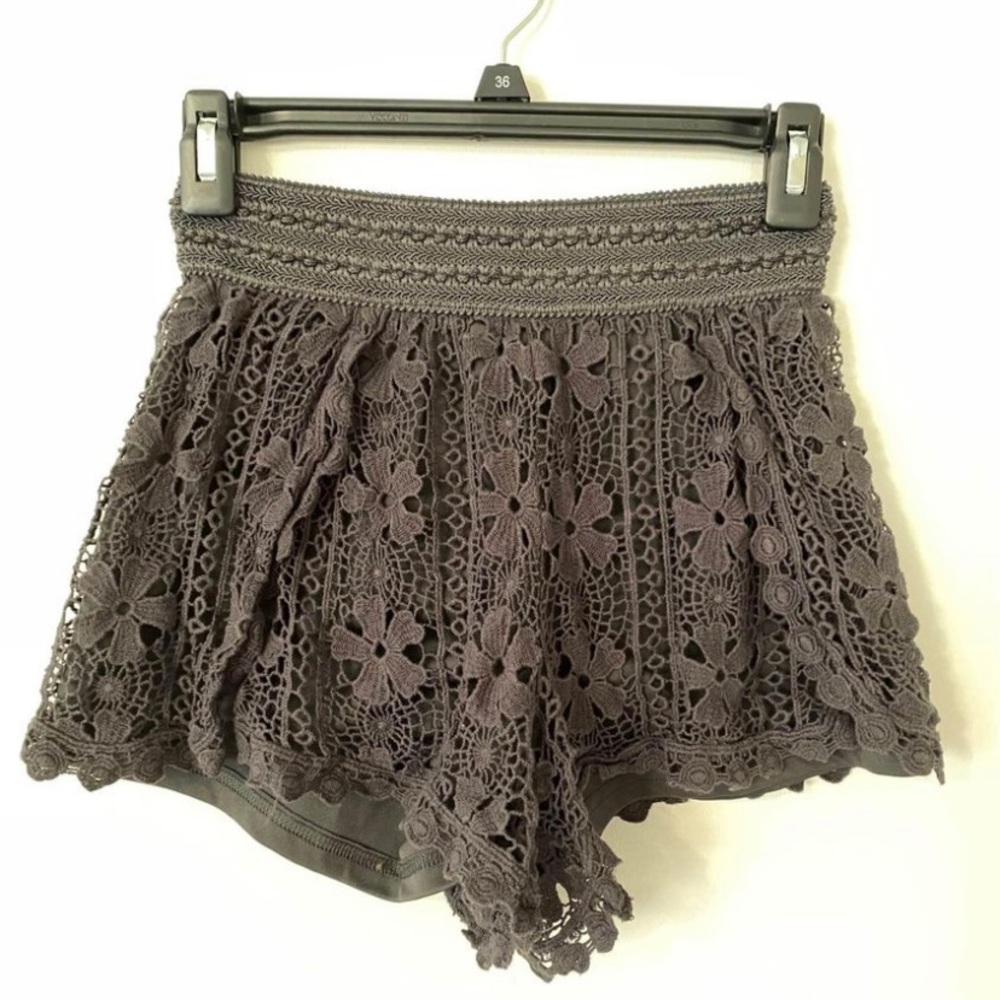 Women’s Taylor & Sage gray lace shorts